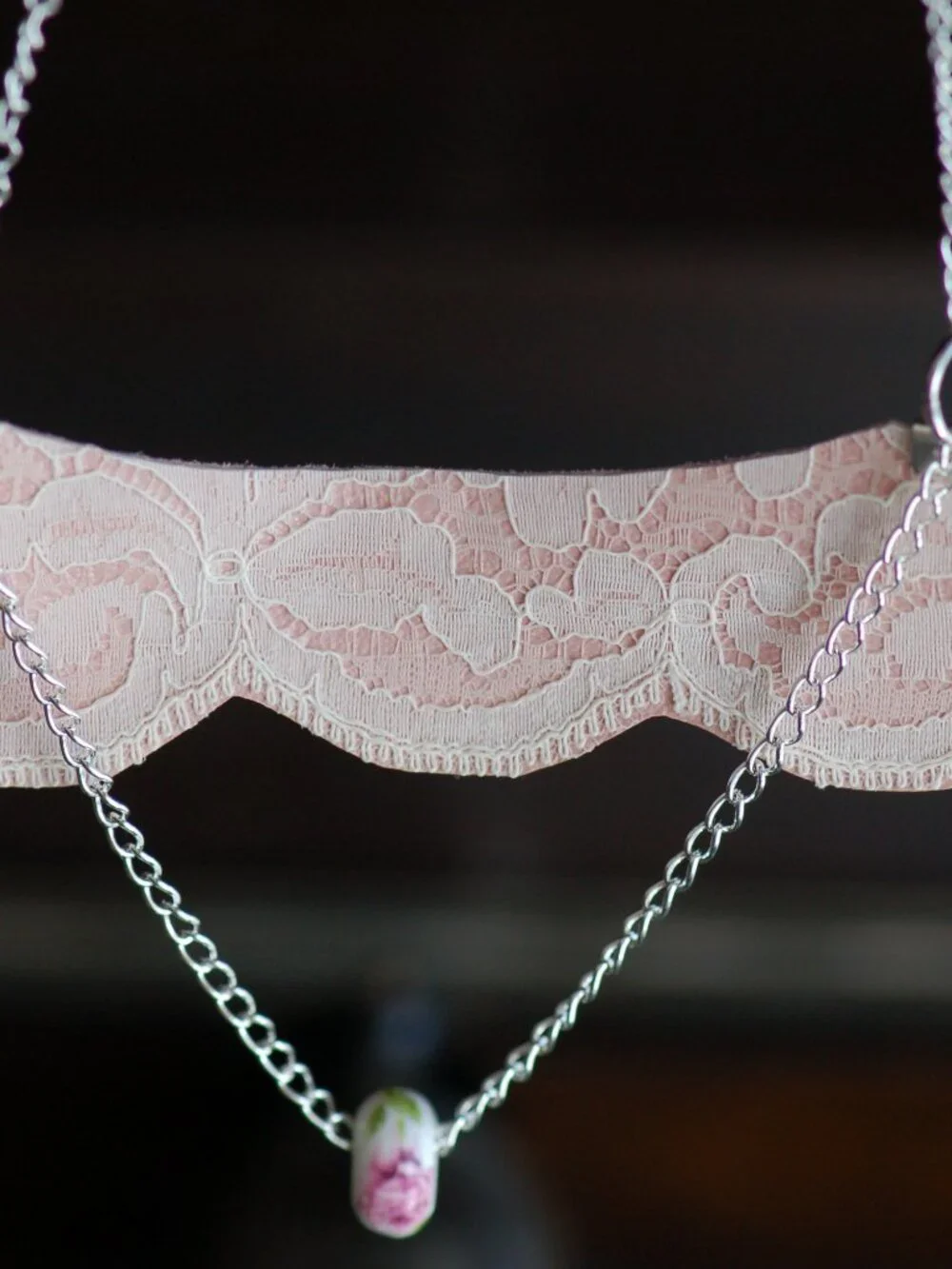 Romantic white lace on leather necklace - Boho chic ivory leaf lace - Picture 3 of 5